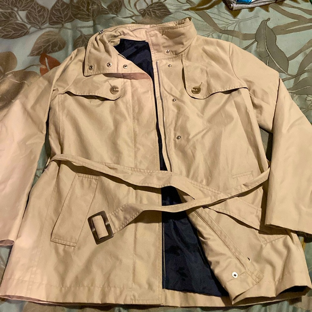 Tommy Hilfiger women’s medium spring trenchcoat